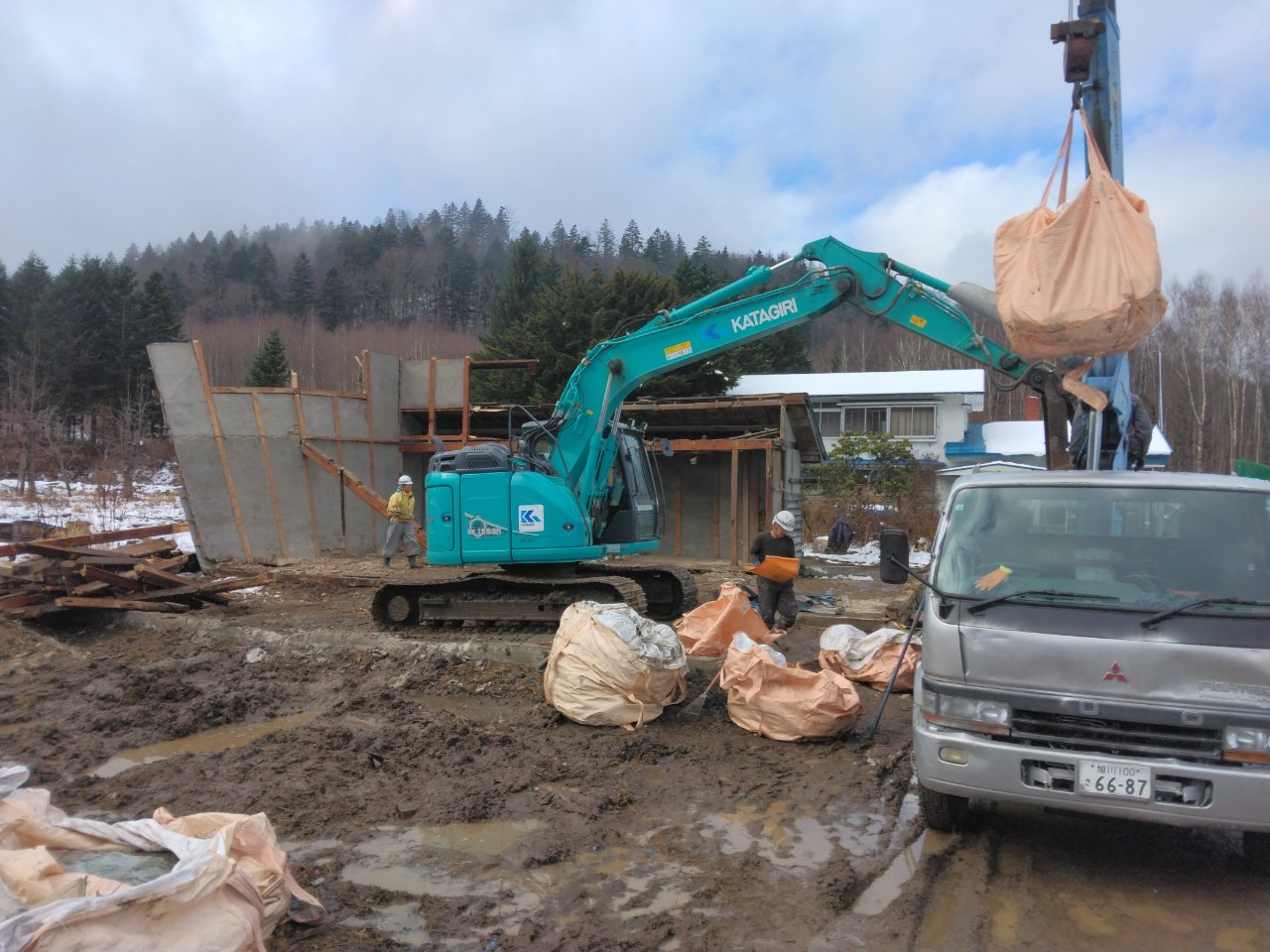 産榮住建が請け負うの解体工事作業風景