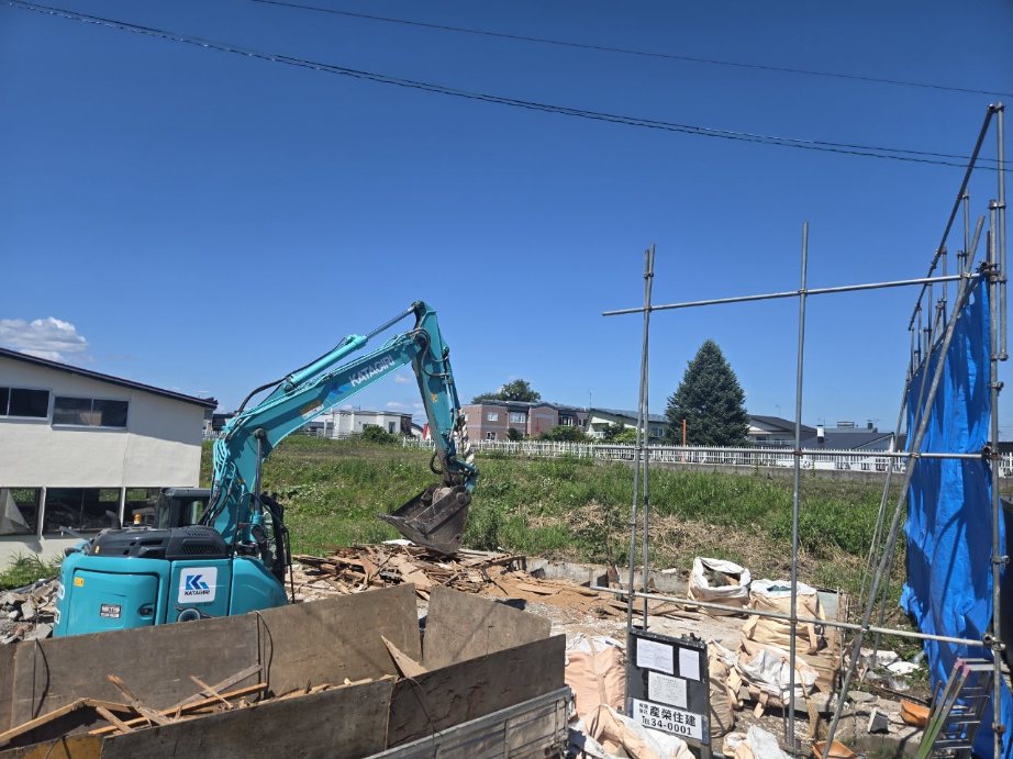 旭川市神楽6条11丁目の集合住宅解体作業風景
