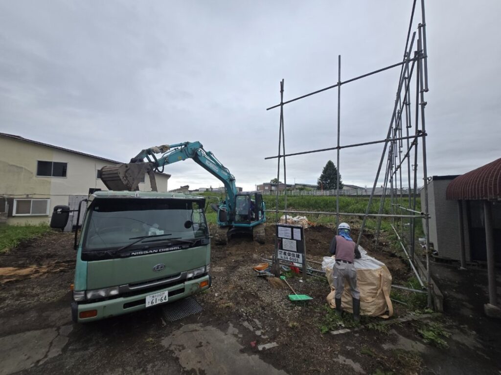 旭川市神楽6条11丁目の集合住宅解体作業風景